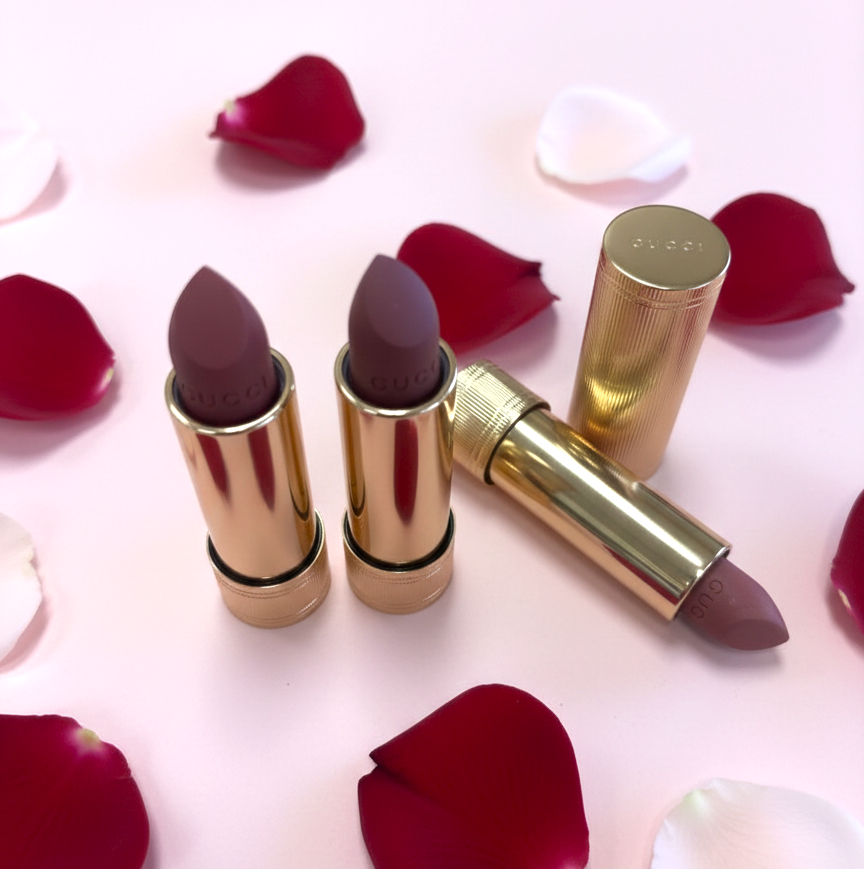 GUCCI Beautyのリップ「ルージュ ア レーヴル マット」。ゴールドケースと深みカラーが映える新作リップ
