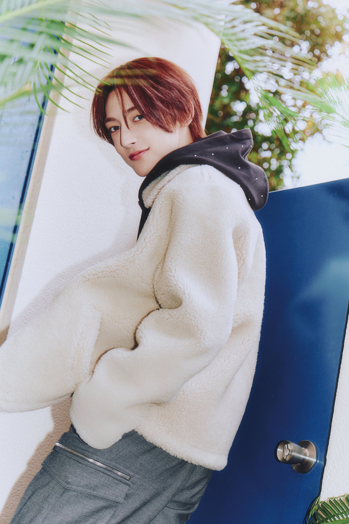 白のボアジャケットを着た浜川路己の横顔カット、冬のカジュアルスタイル