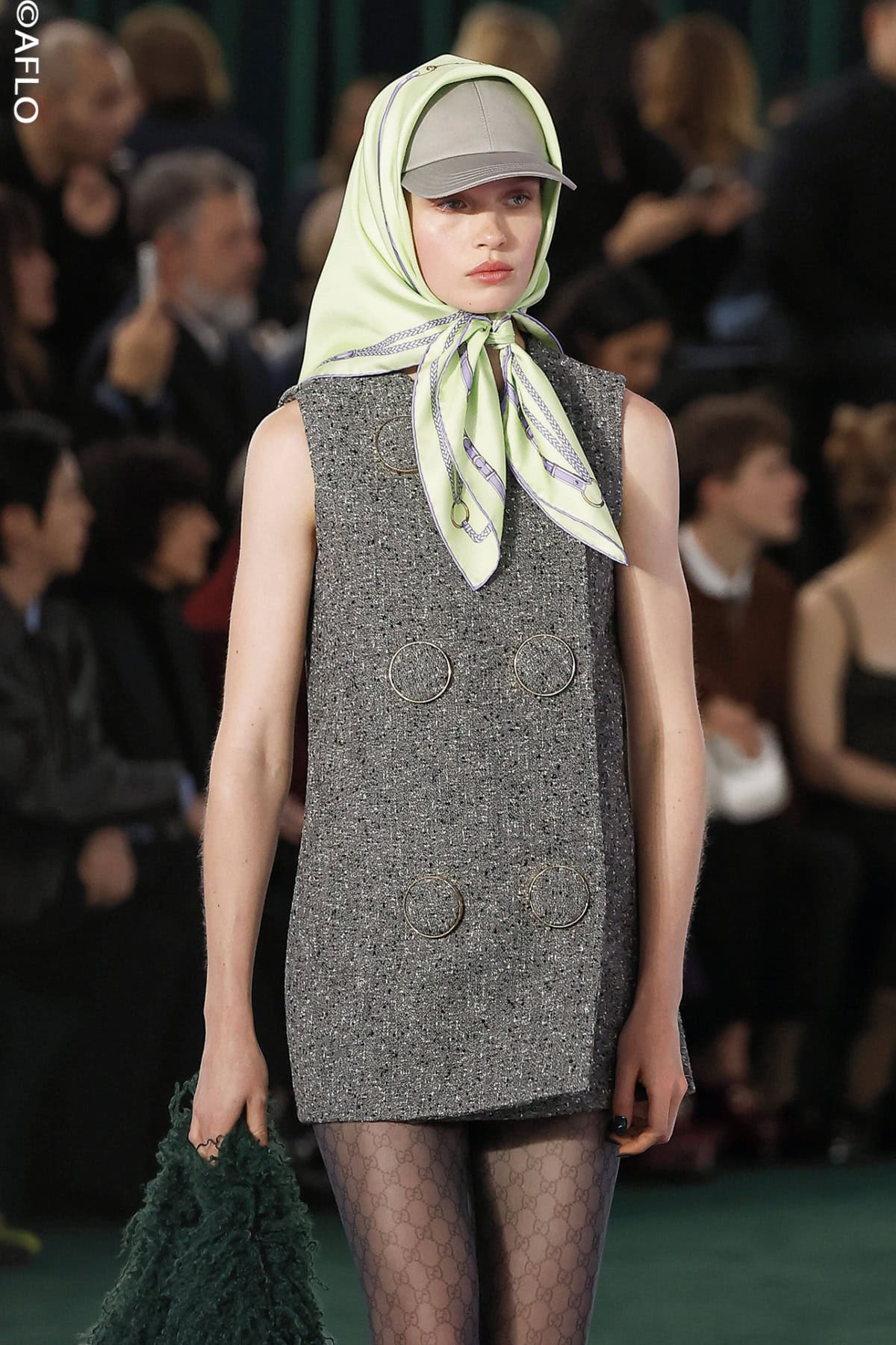 キャップの上からスカーフを巻いたほっかむりアレンジ。カジュアルさとレトロ感をミックスした今季注目の被り方。