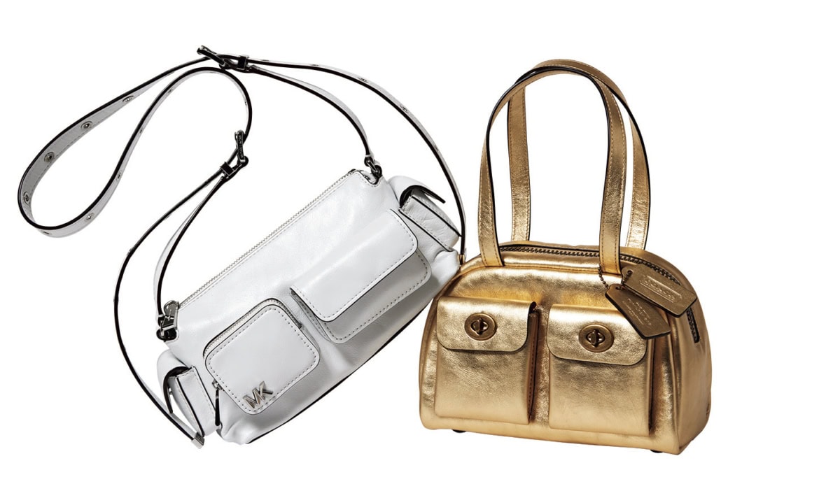 外ポケット付きのマルチポケットバッグ。ボクシーな白バッグと、メタリックゴールドの華やかなデザイン