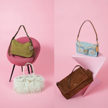 ボーホーシックが叶うCOACHとMICHAEL KORSの冬バッグ。スエード素材やファーバッグをピンク背景でスタイリング。