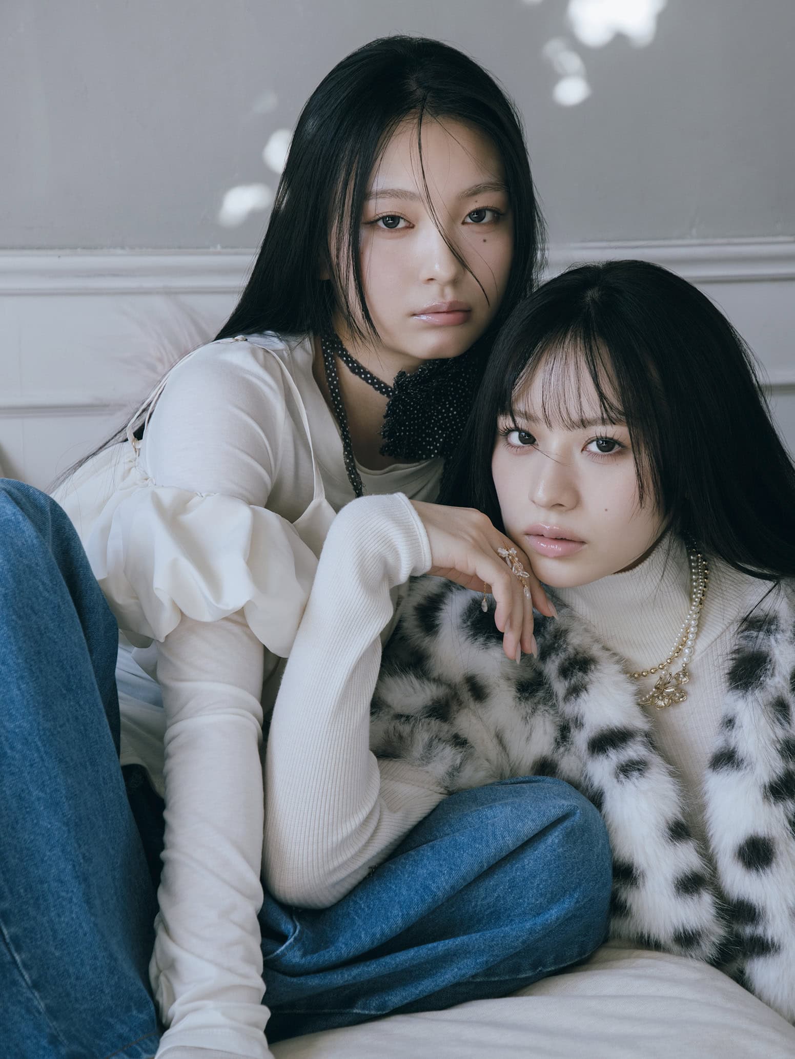 ANDY TUNE立花琴未＆桐原美月のベースメイクルック。血色感とツヤを感じる美容液級ファンデーションで仕上げた、透明感のある肌をクローズアップ。