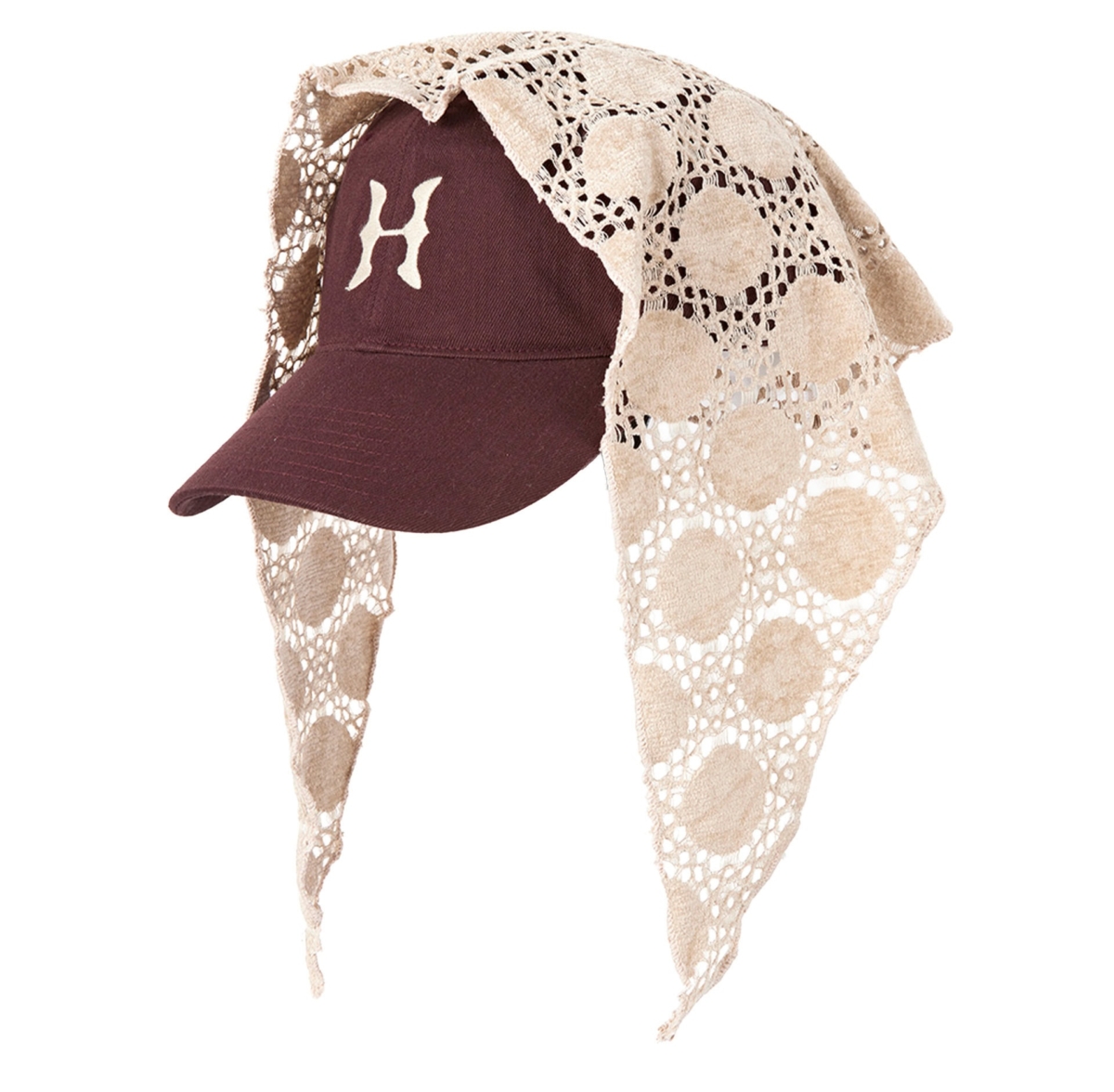 HATCHING ROOMのキャップにAWESOME NEEDSのレースバンダナを巻いたスタイリング。