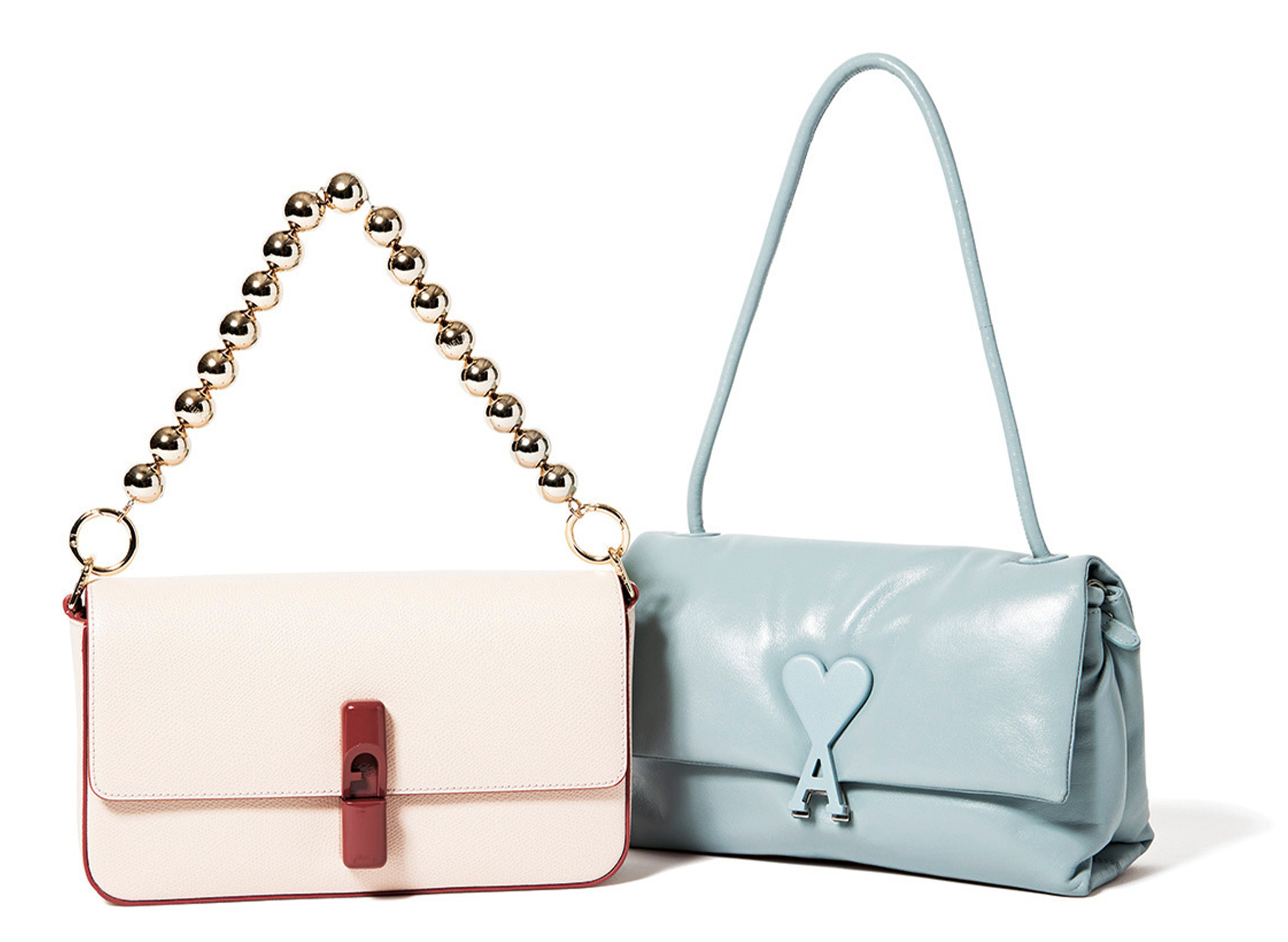 くすみブルーとヌードカラーのフラップバッグ。ロゴ留め具やボールチェーンがアクセントになったデザイン