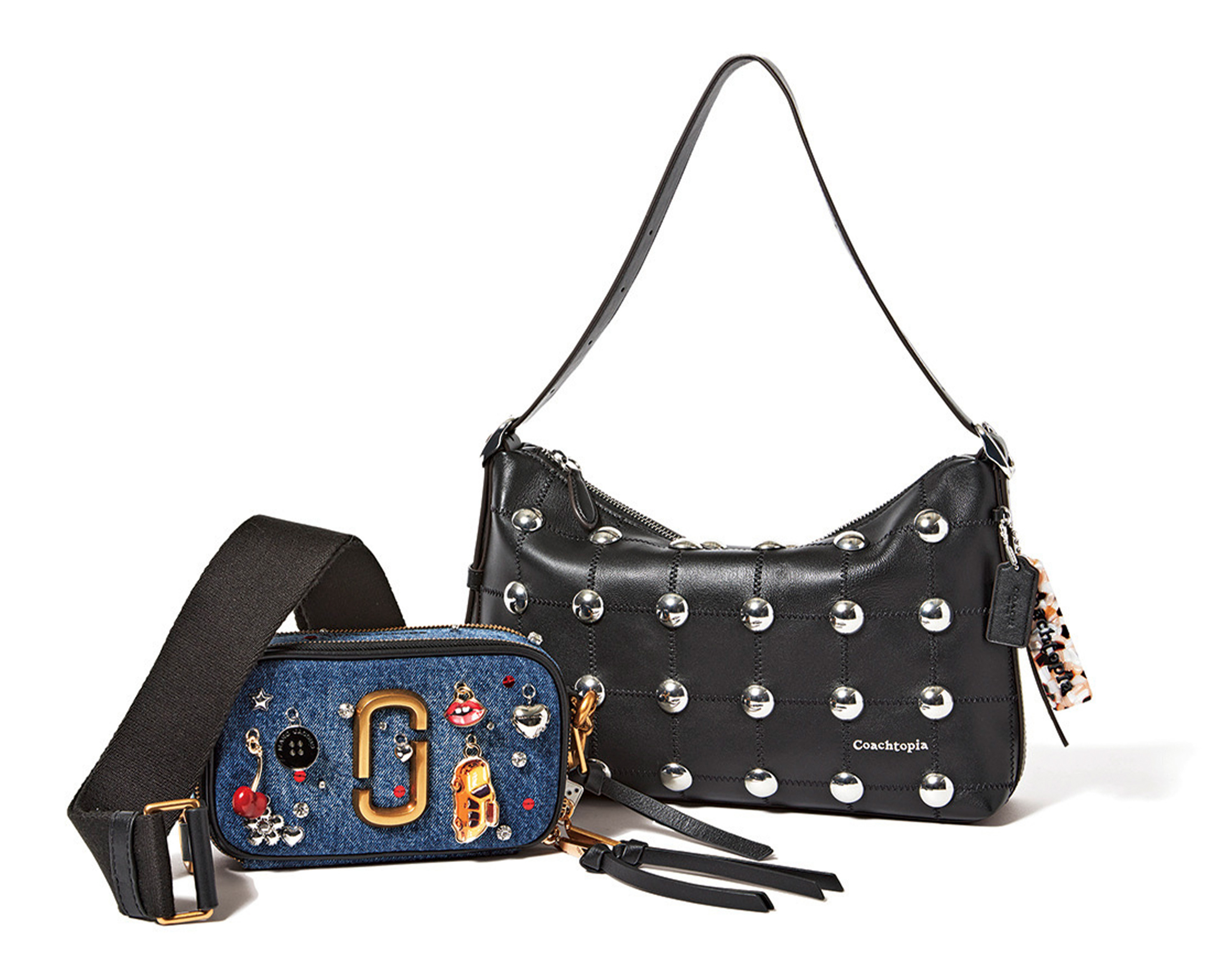 メタルスタッズをあしらったバッグと、モチーフチャーム付きのミニバッグ。存在感のあるデコラティブデザイン