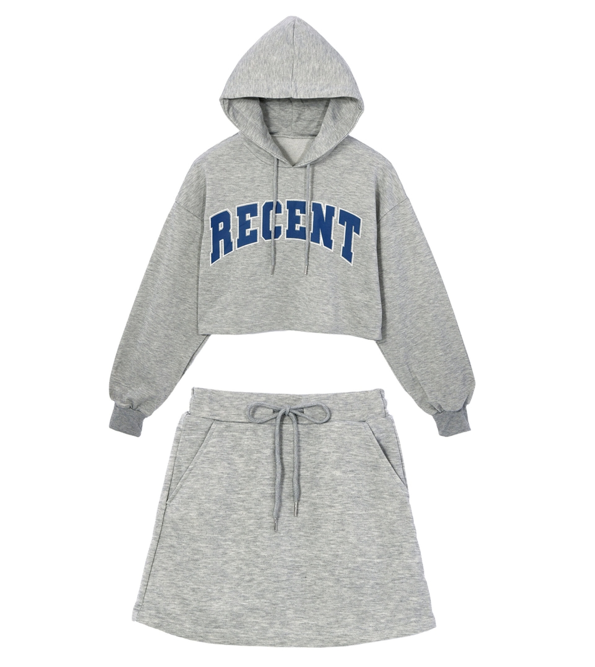 グレイルの、ロゴ入りパーカとミニスカートのスクールガール風スウェットセットアップ。