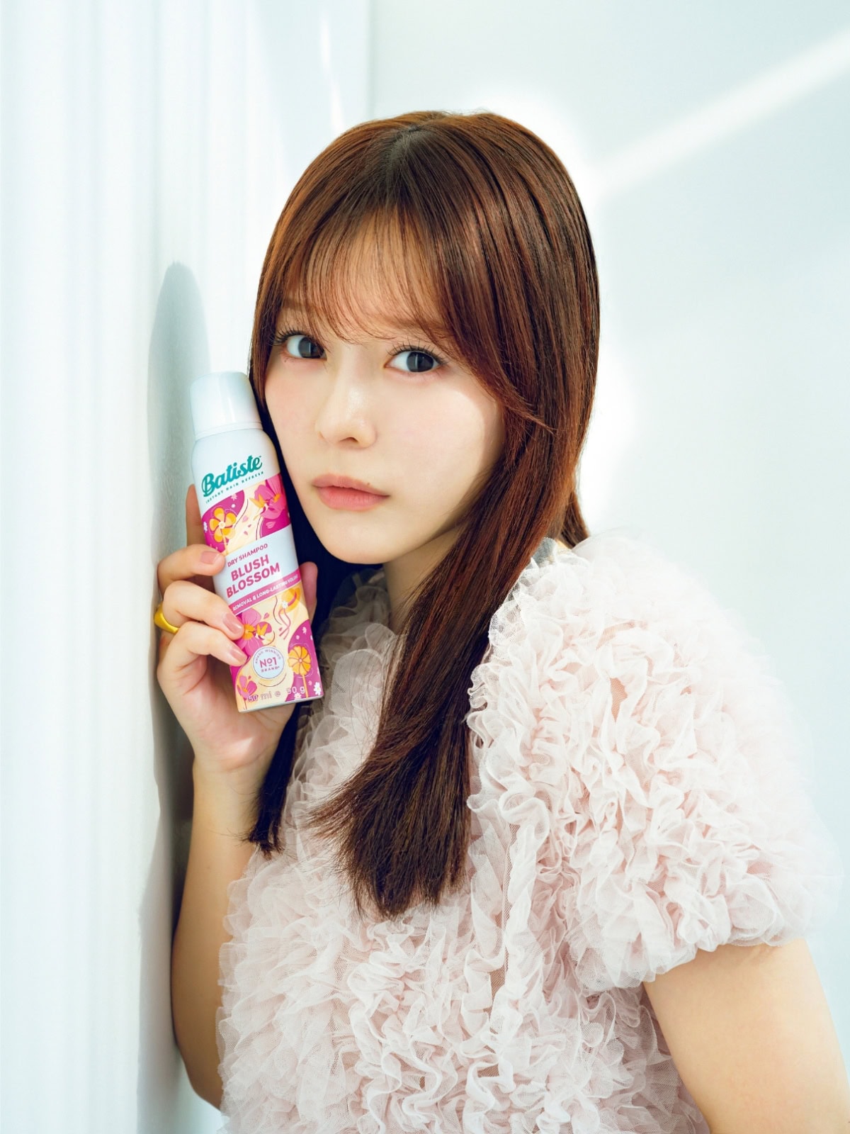 アイドル級の「うるさら」髪をゲットできる愛用ドライシャンプー「バティスト」を持ちポーズをとる齊藤なぎさ