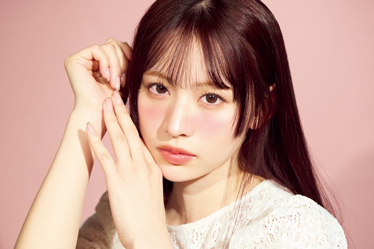 マスカラを持ち、顎に手を当ててカメラを見つめる立花琴未のポートレート。