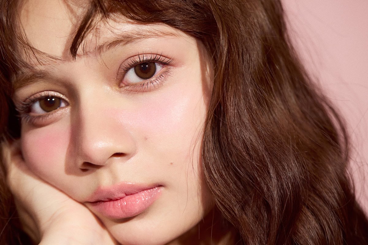 上向きのまつ毛を強調し、凛とした表情でカメラを見つめる南なつのアップ。