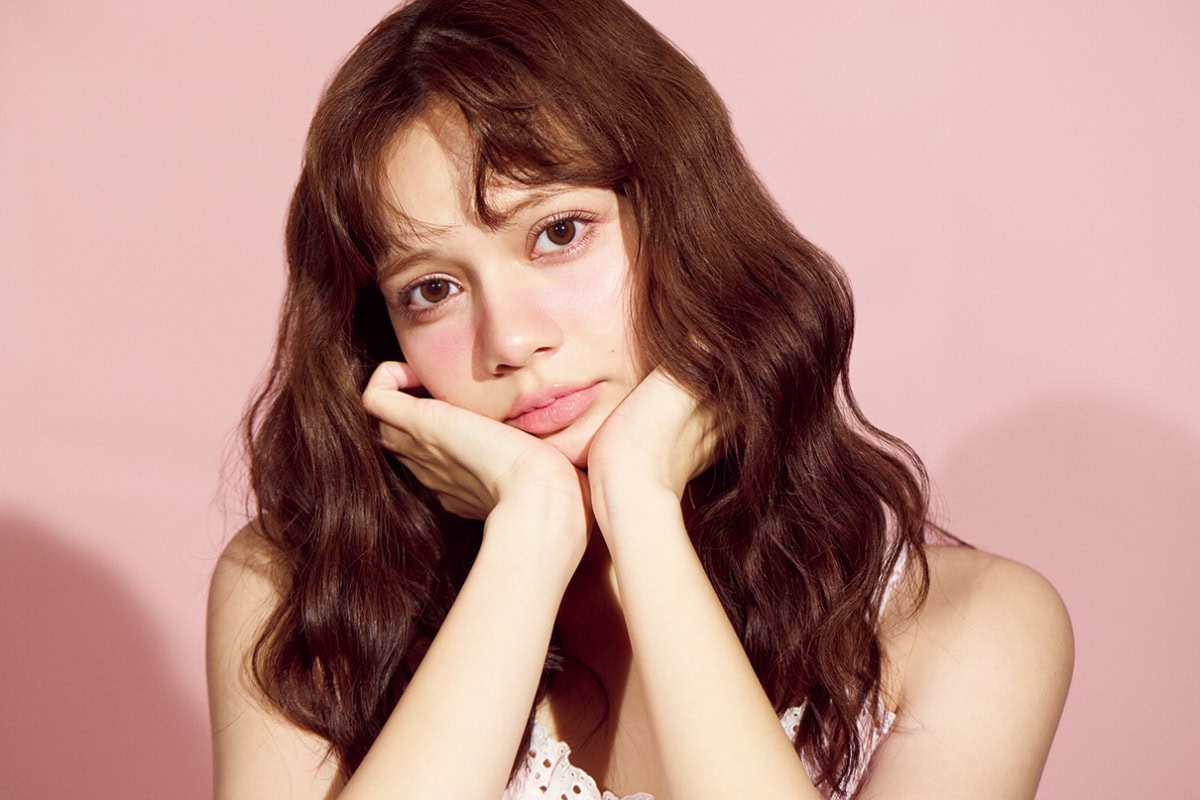 上向きのまつ毛を強調し、凛とした表情でカメラを見つめる南なつのバストアップ。