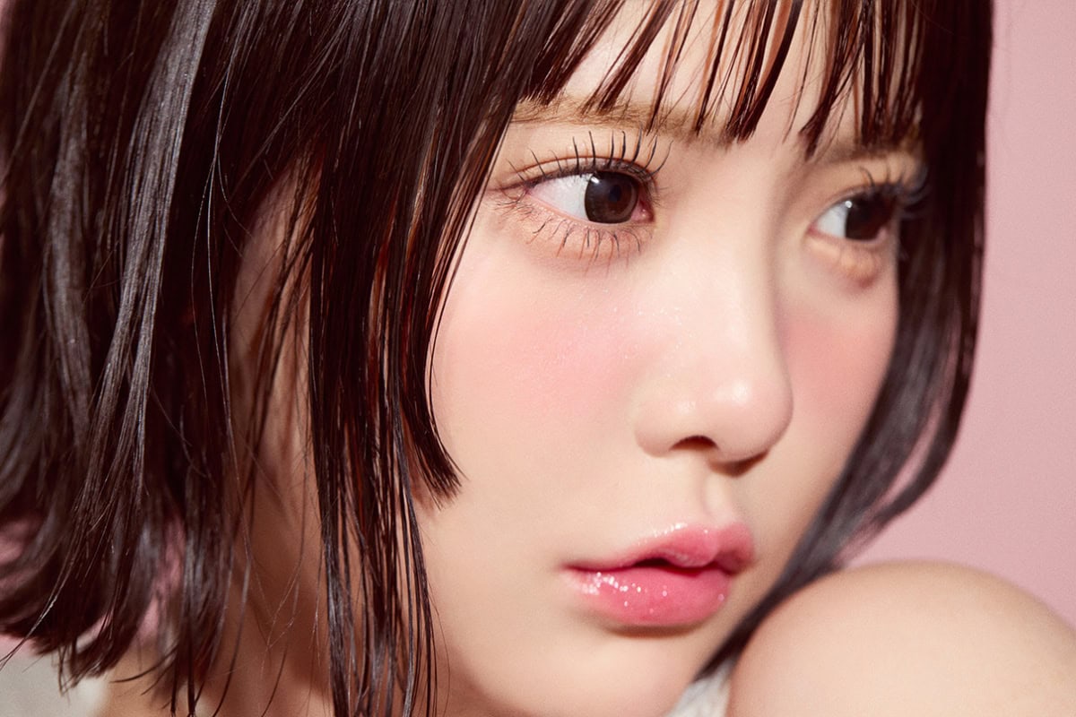 上まつ毛も下まつ毛も束感のあるメイクの仕上がりを、視線をはずし見せる福山梨乃のクローズアップ