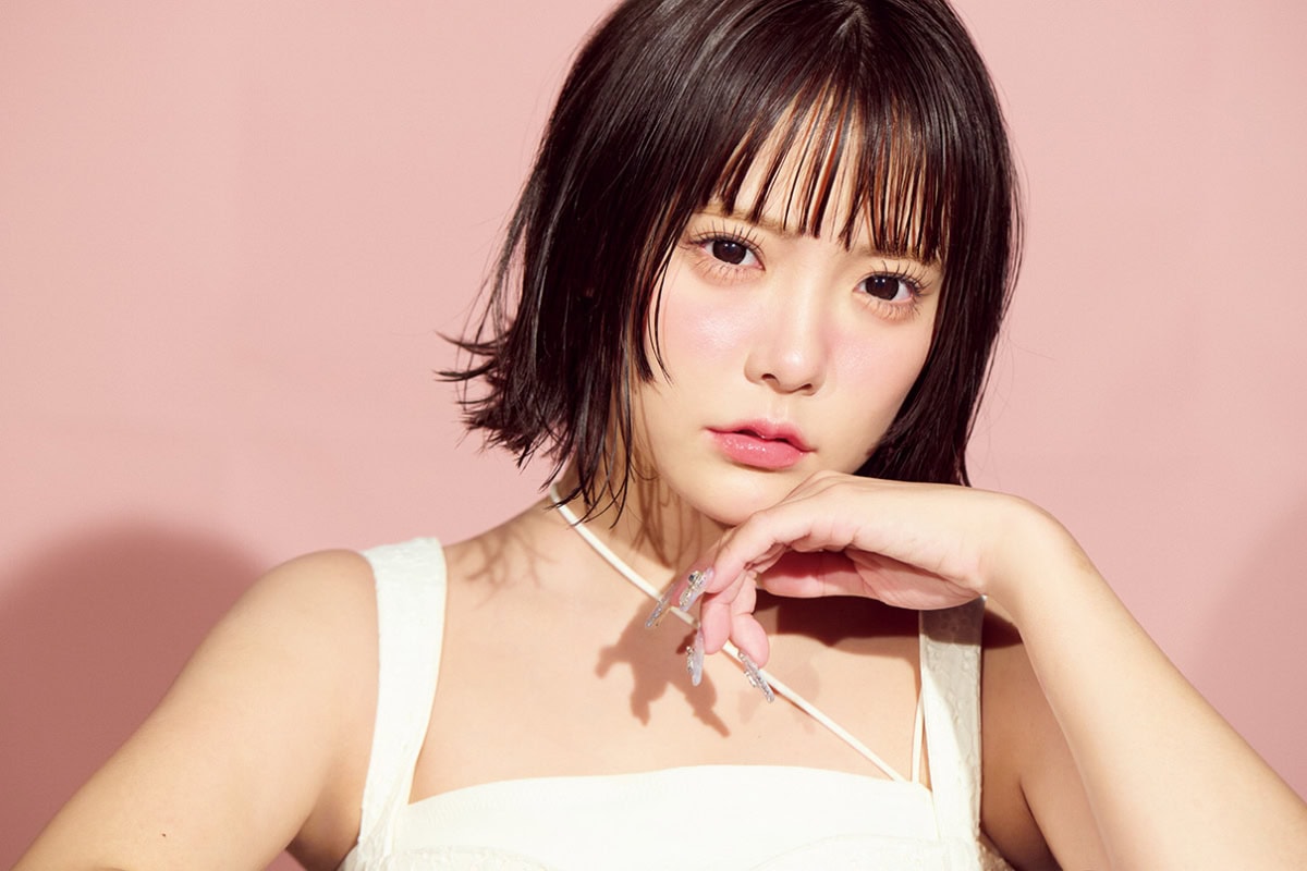 長いまつ毛とぱっちりした目元が印象的な、福山梨乃のバストアップ。