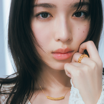 カルティエのネックレス、リングを身に着けてカメラを見つめる白石聖さんのアイキャッチ画像。