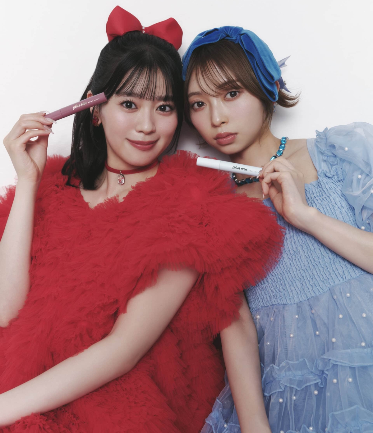 プリュスオーの前髪マスカラ「ポイントリペア」「ポイントリペアハイパーホールド」を持ってポーズを決める、超ときめき♡宣伝部の辻野かなみと坂井仁香のカット。