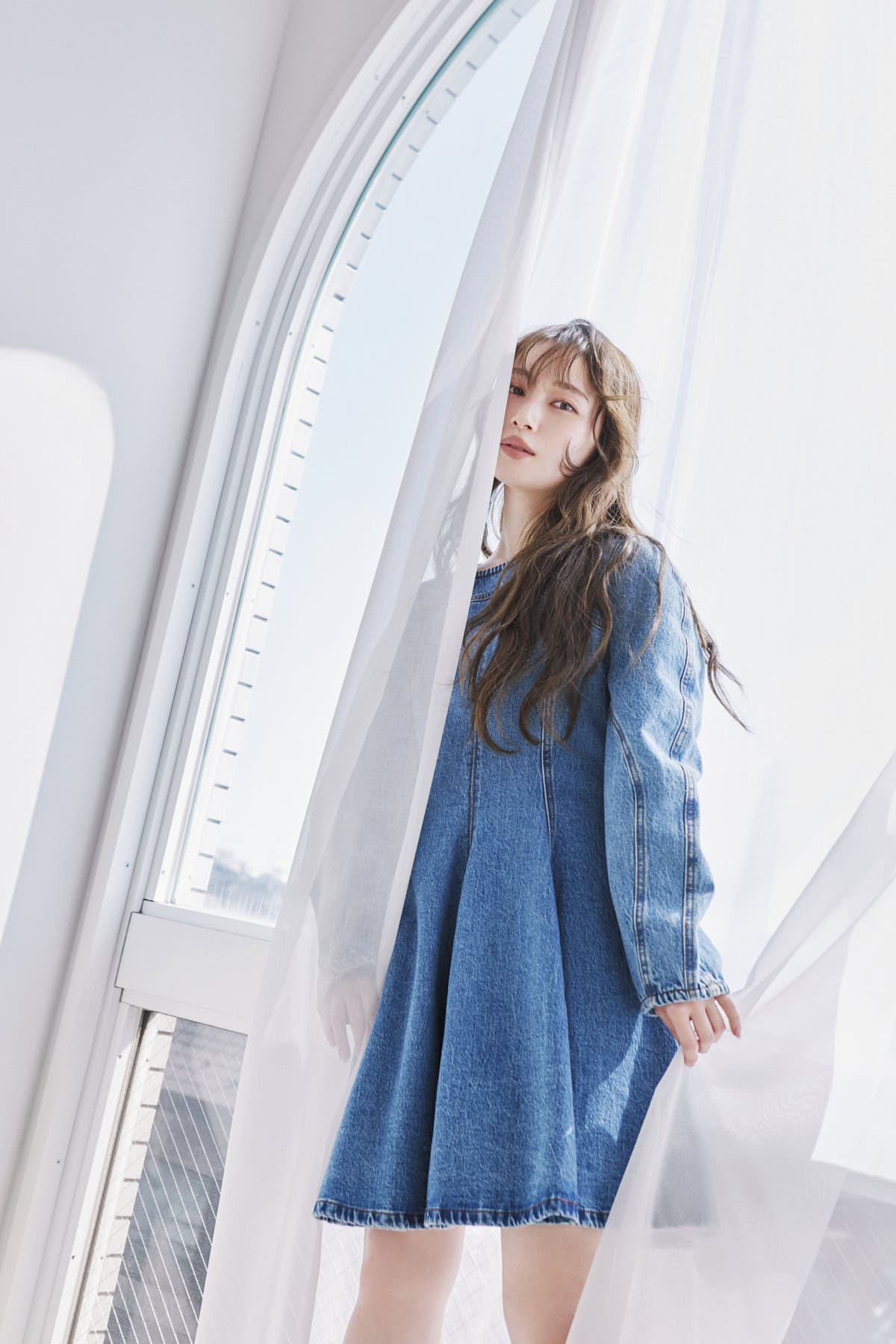 【櫻坂46・守屋麗奈】夏の太陽に映える♡ ヘルシーで大人可愛い「デニムワンピ」3選