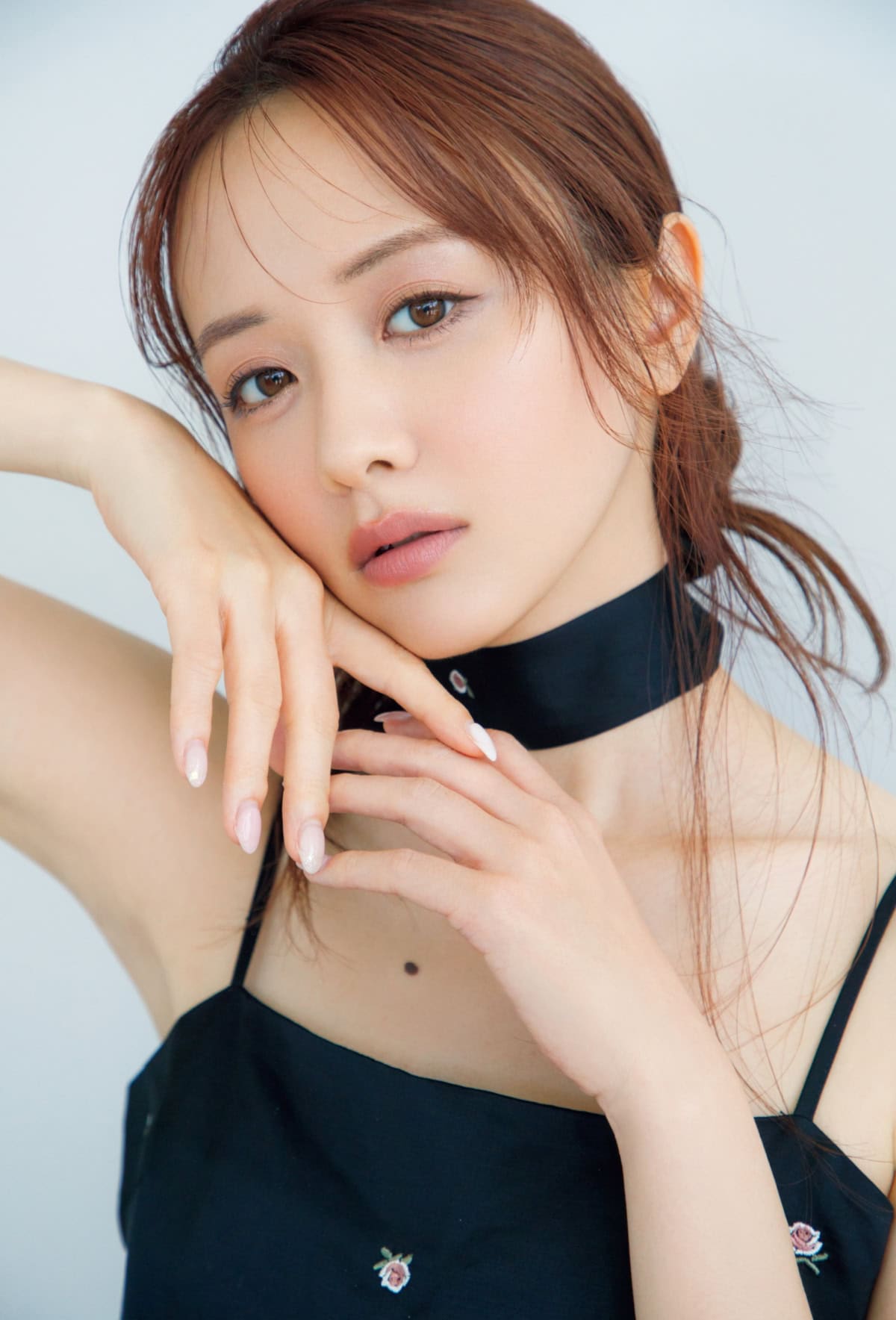 ラブ・ライナーのアイライナーをW使いしたメイクを披露する森香澄。