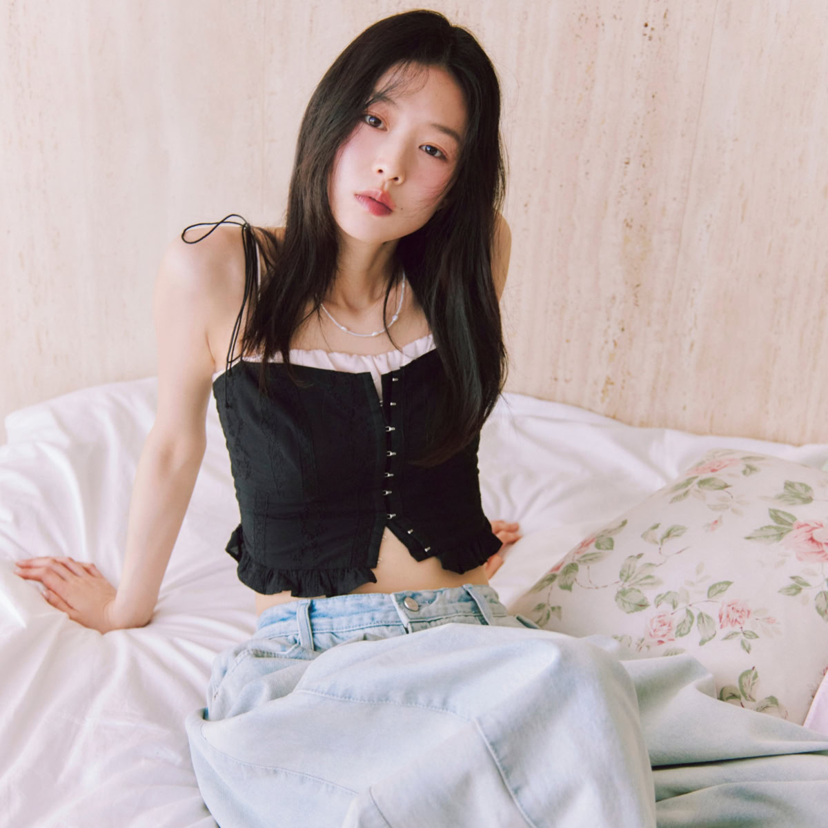 ジェニーやモモがお手本♡ “見せブラ”でこなれる夏のレイヤードコーデ2選