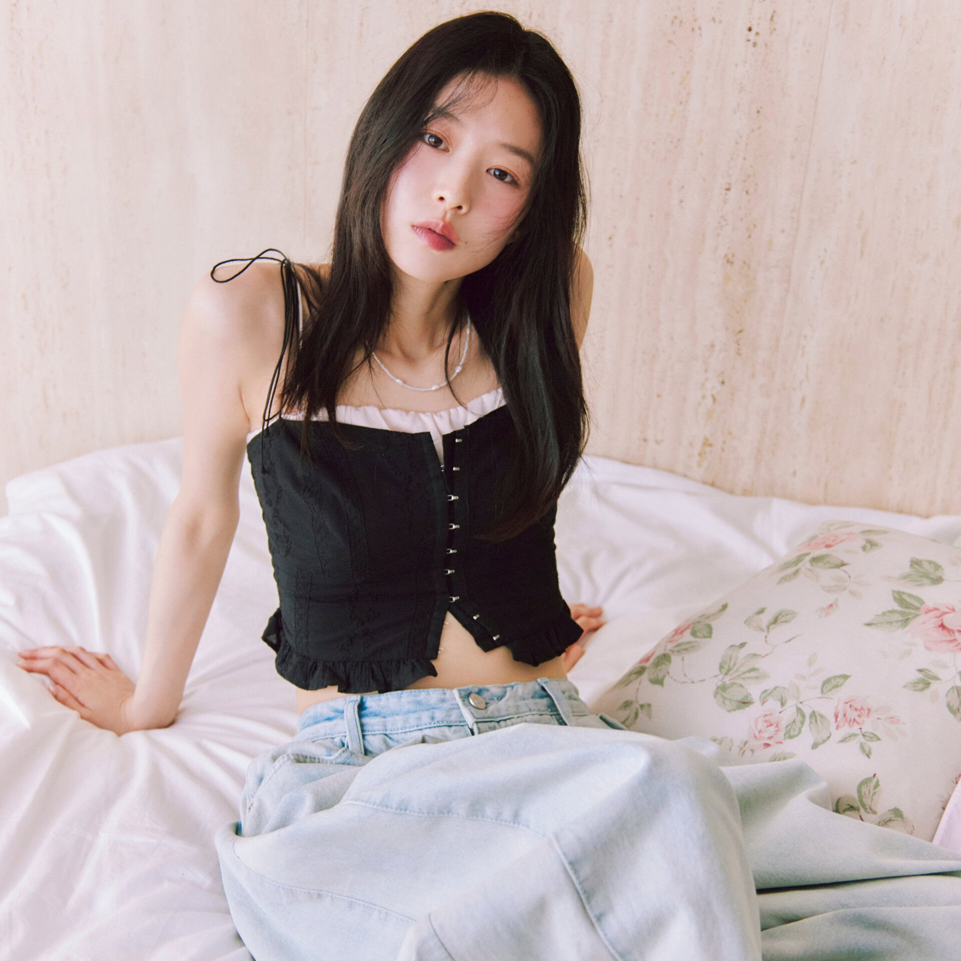 ジェニーやモモがお手本♡ “見せブラ”でこなれる夏のレイヤードコーデ2選
