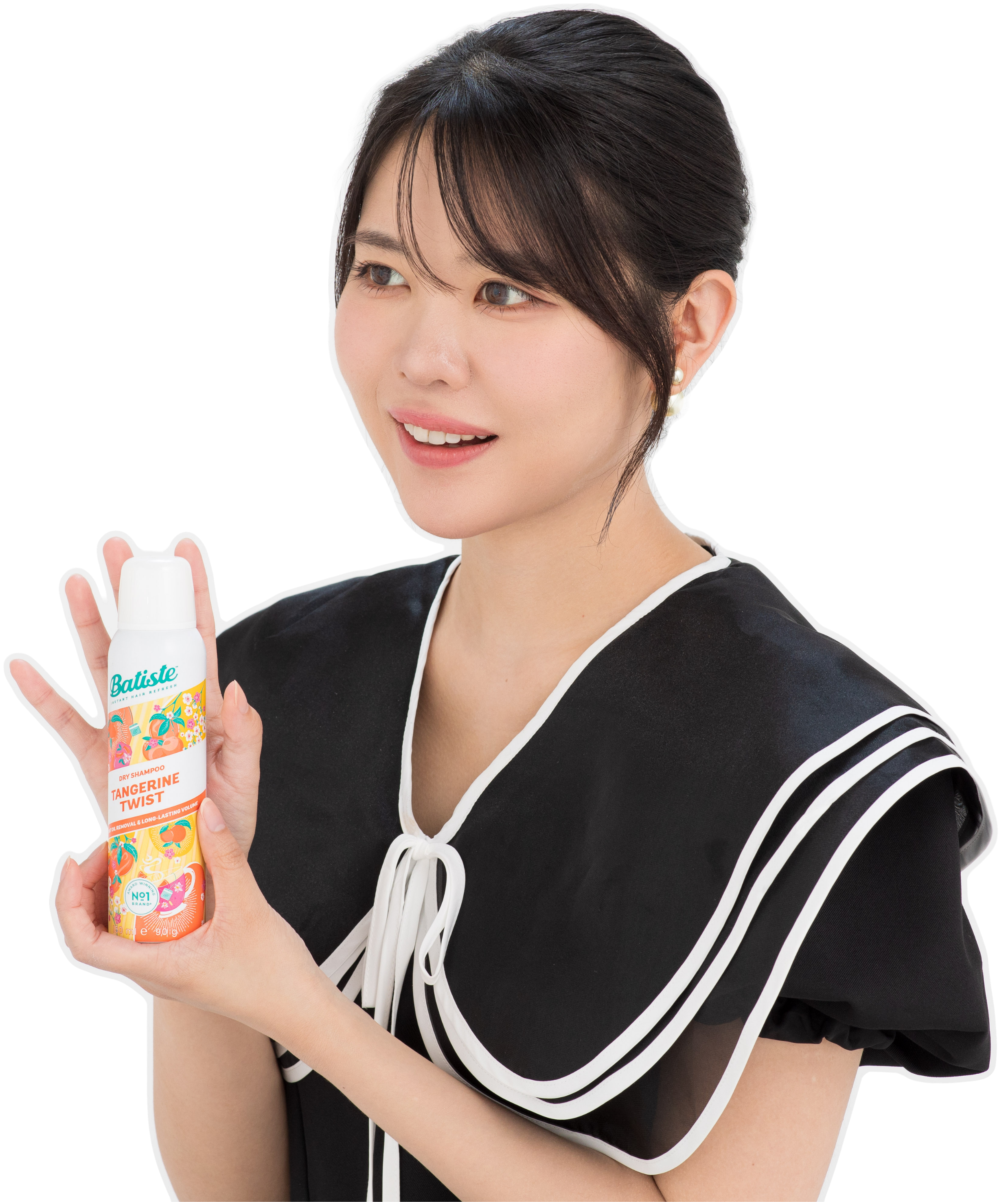 ドライシャンプー「バティスト」のボトルを持ち、笑顔でバティストとの出会いを語るヘアメイク夢月