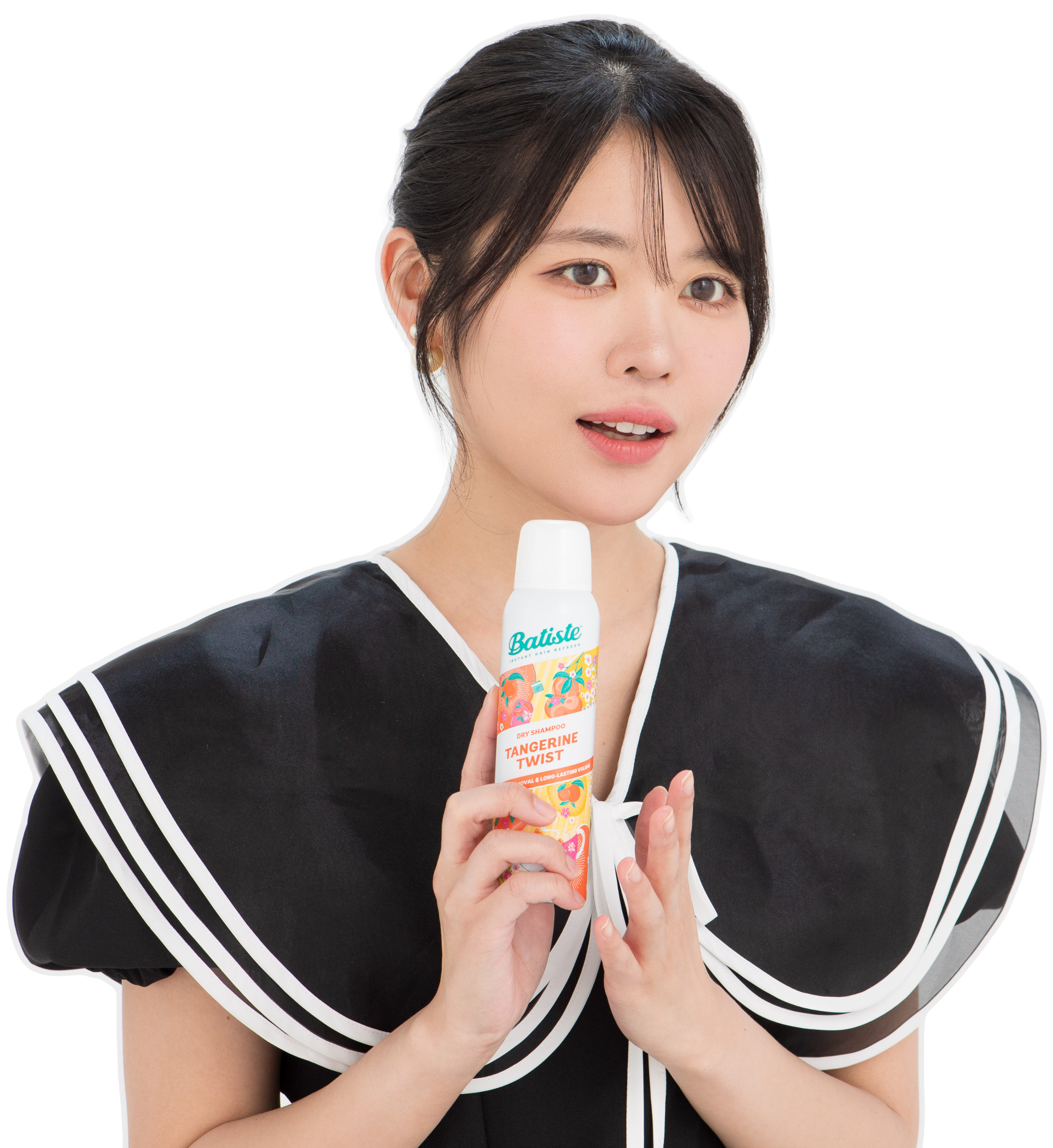 ドライシャンプー「バティスト」を両手で持ち、スタイリング剤としての使い方を提案するヘアメイク夢月