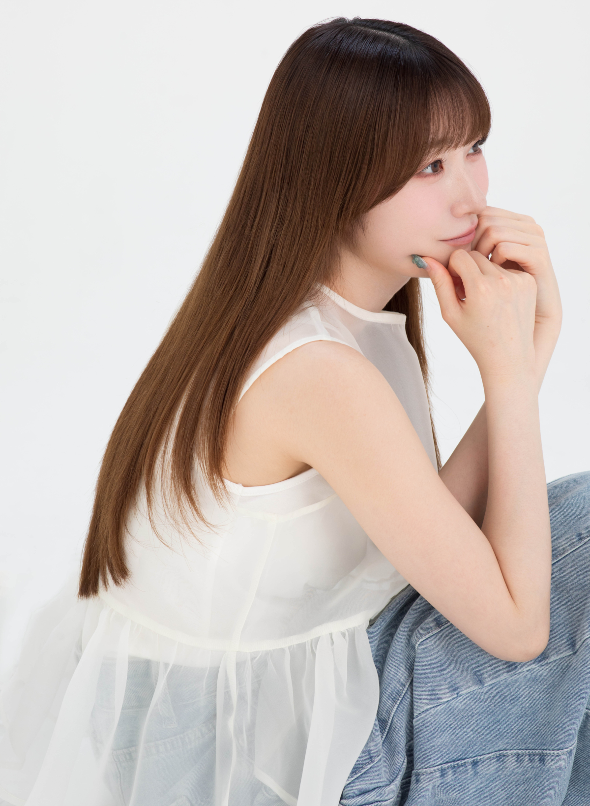 ドライシャンプー「バティスト」をスタイリング前に仕込み、サラサラに質感をアップデートしたモデル・sweet lovers SHIEのストレートヘアの横顔カット(AFTER)