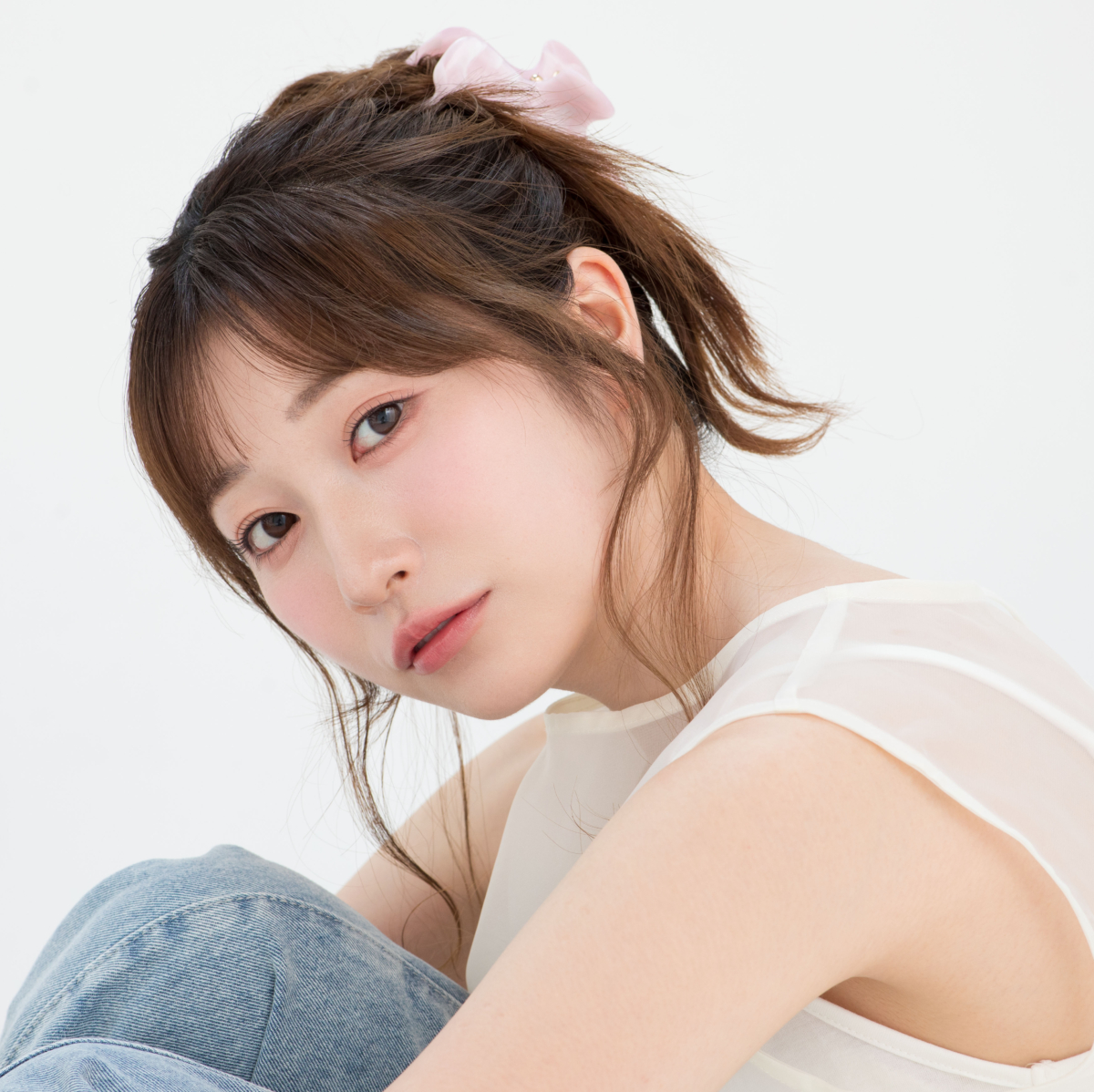 ドライシャンプー「バティスト」で今っぽい質感に仕上げた、モデル・sweet lovers SHIEのふわっとした後れ毛がポイントのヘアアレンジカット(AFTER)