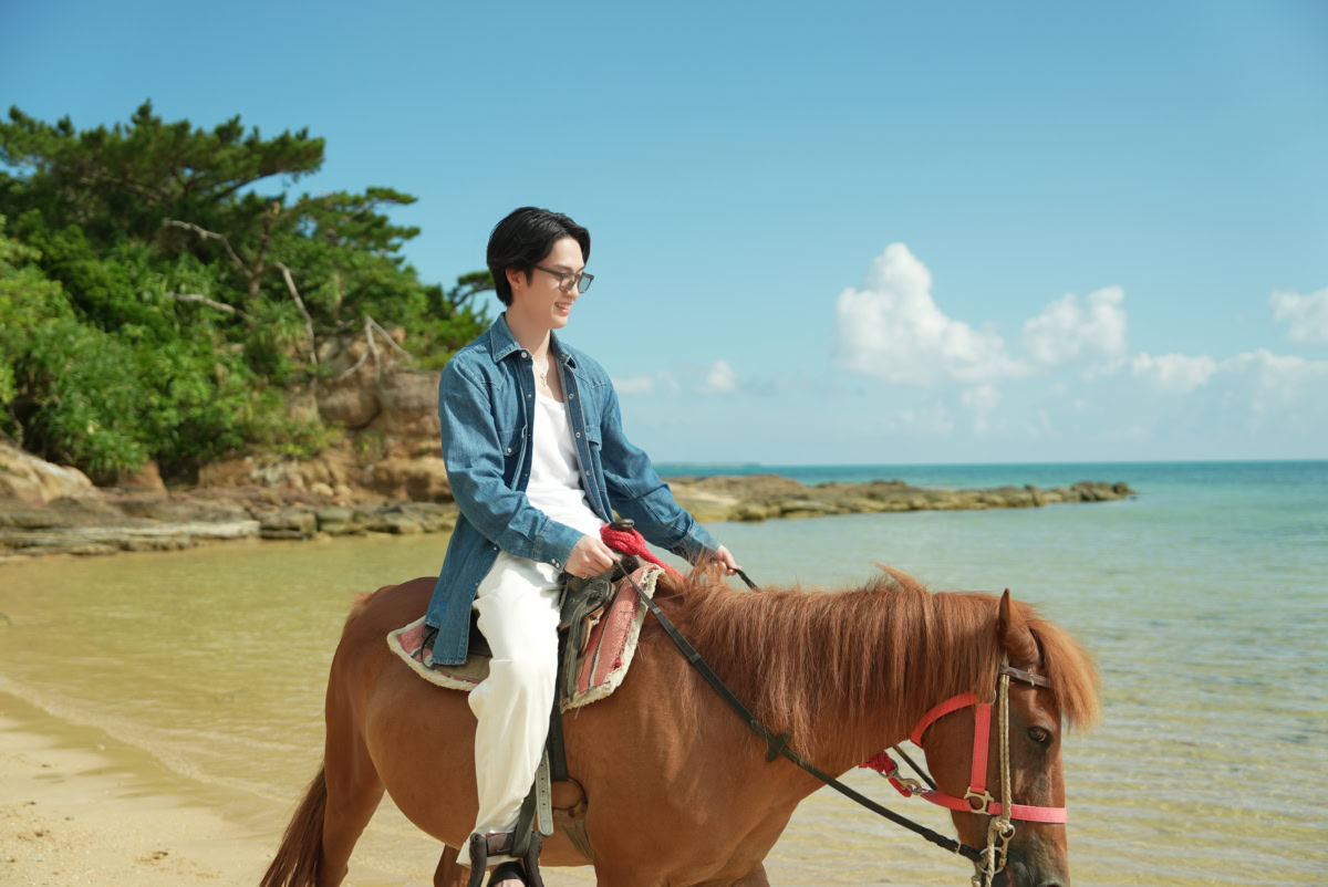 小浜島の海岸で馬に乗るTHE RAMPAGE 藤原樹さん 