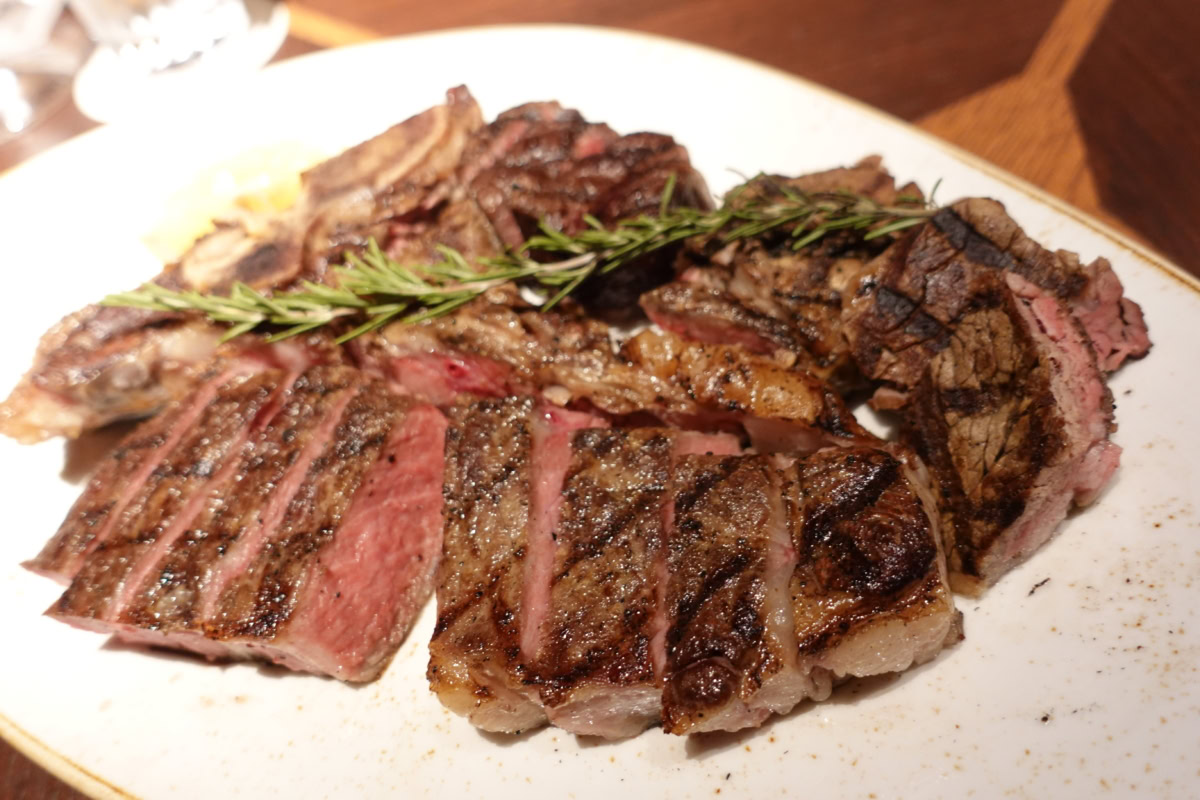 「The Steak & Grill/ザ・ステーキ&グリル」のTボーンステーキ
