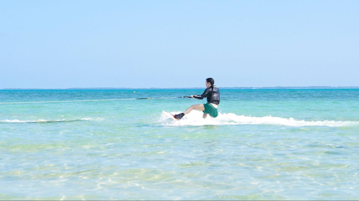 小浜島の海でウェイクボードに挑戦する様子