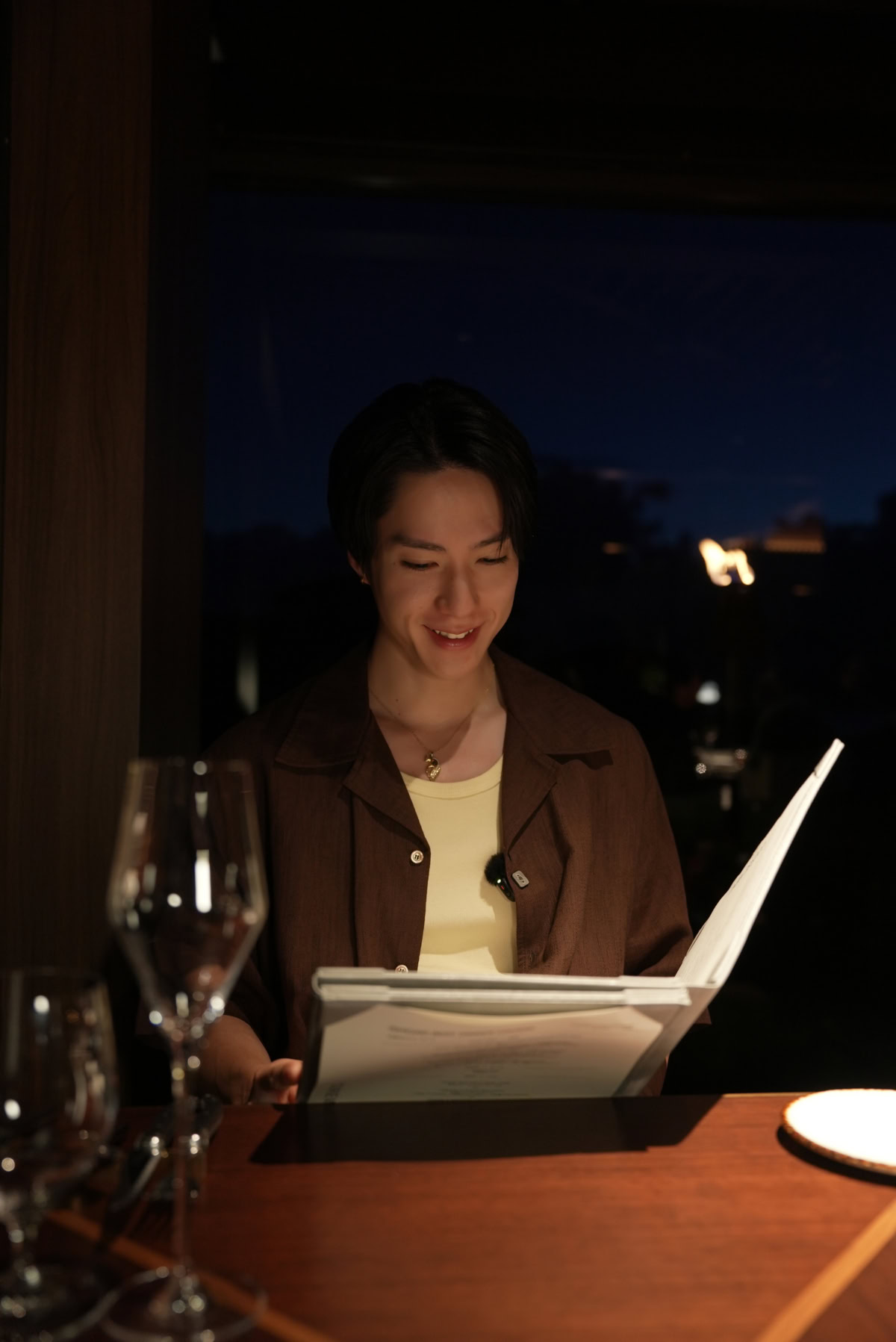 はいむるぶしの「The Steak & Grill/ザ・ステーキ&グリル」でメニューを眺める男性