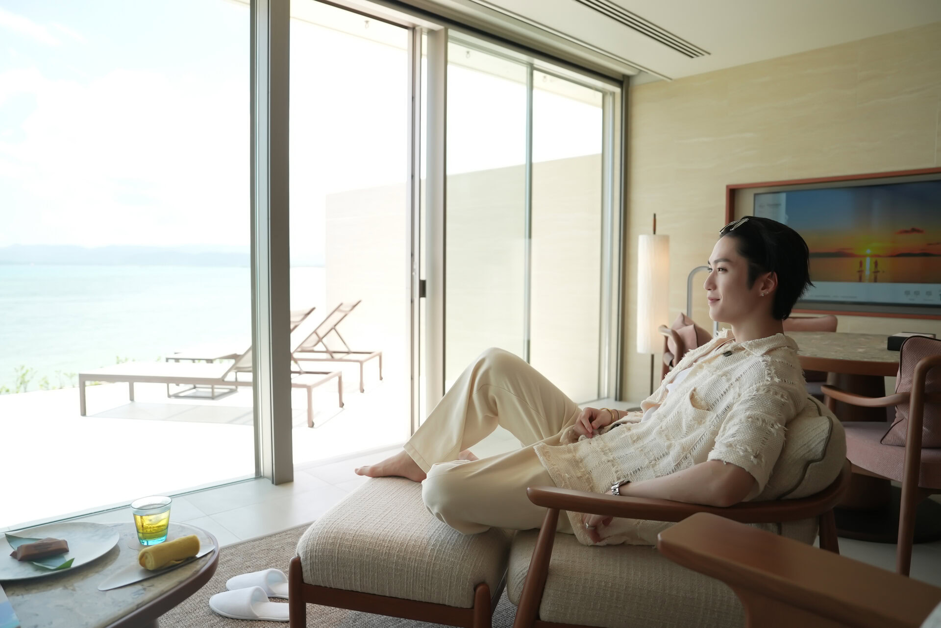 小浜島・はいむるぶしで海を眺めながらくつろぐ男性。THE RAMPAGE 藤原樹が楽しむ2泊3日の島時間