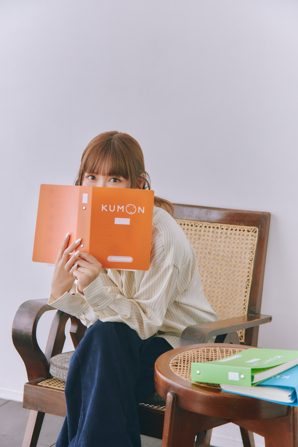 【紗栄子】が語る、KUMON(公文)と子育て|自己肯定感を育む習いごと。紗栄子さんが教材を持っている画像。