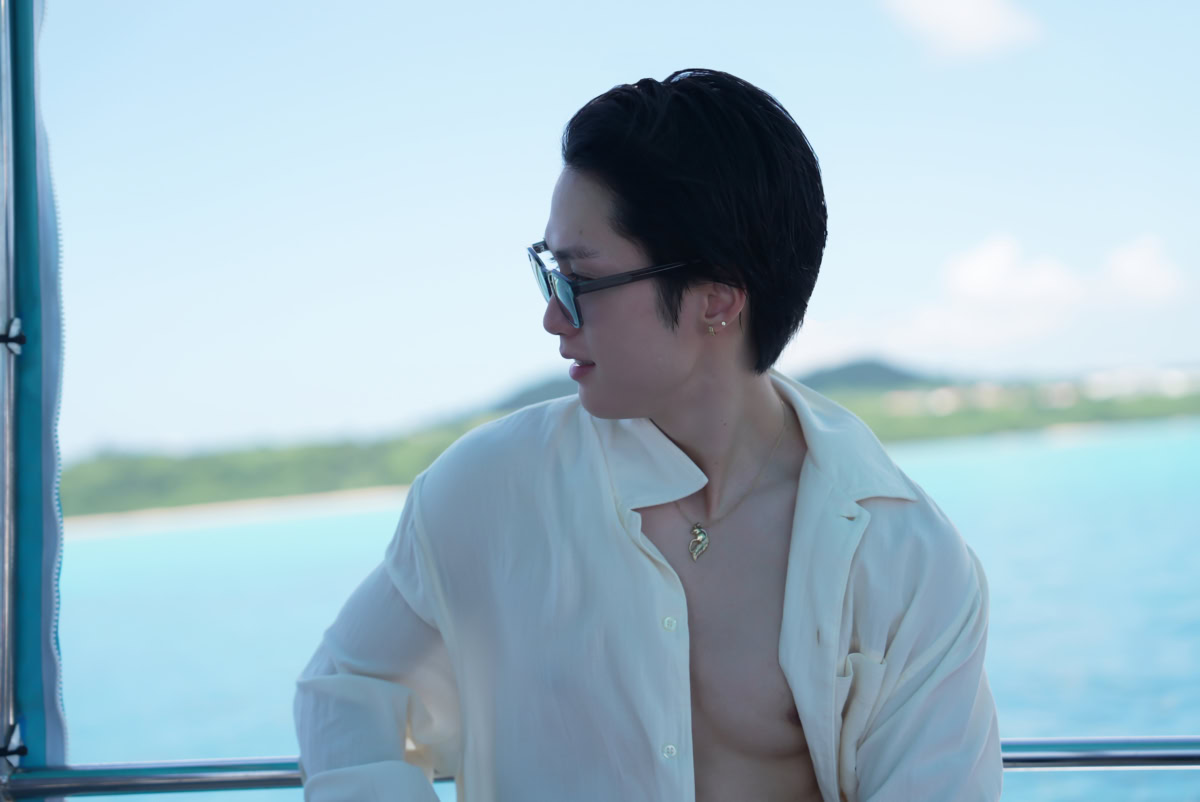 小浜島の海をクルーズするボートでTHE RAMPAGE 藤原樹さんが海を眺める様子