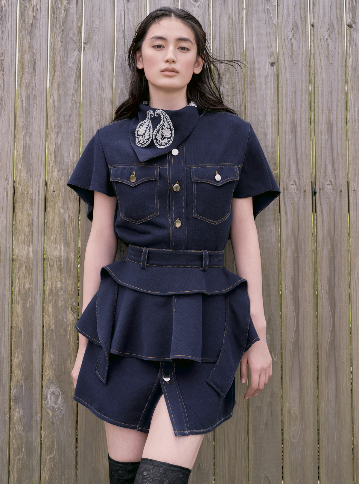 デニム風ジャージー素材のミニワンピースを着こなす八木莉可子 Dramatic Denim