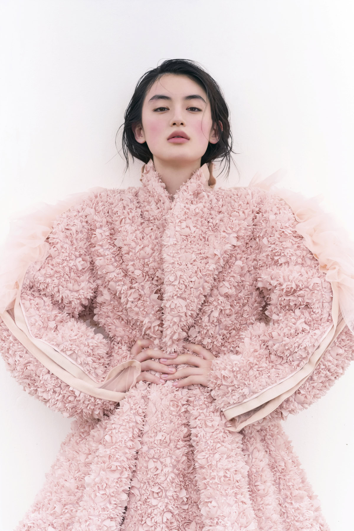 神秘的で繊細なピンクの花のコートを纏う八木莉可子 All-out Pink