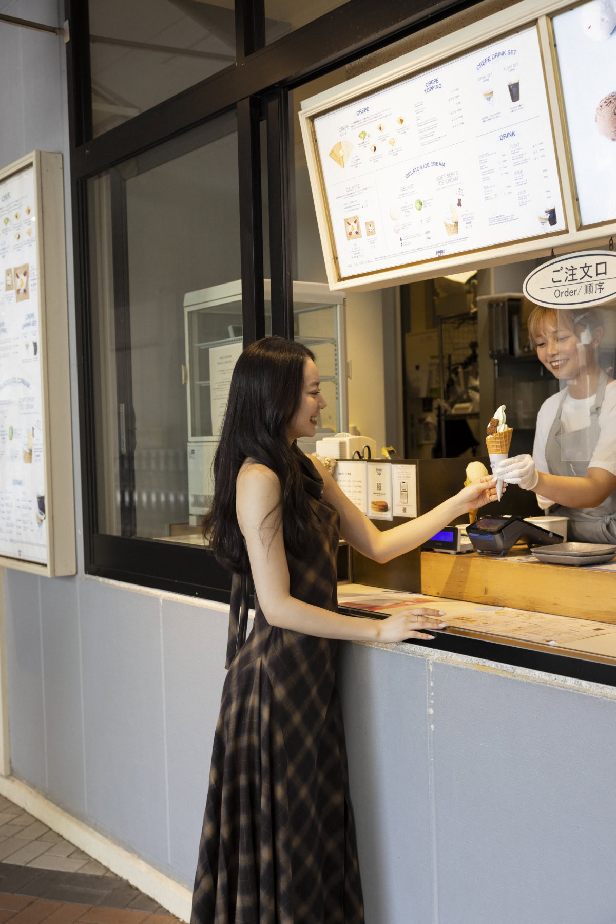 ジェラート ピケ カフェ クレープリーでソフトクリームを笑顔で受け取るなごみちゃん
