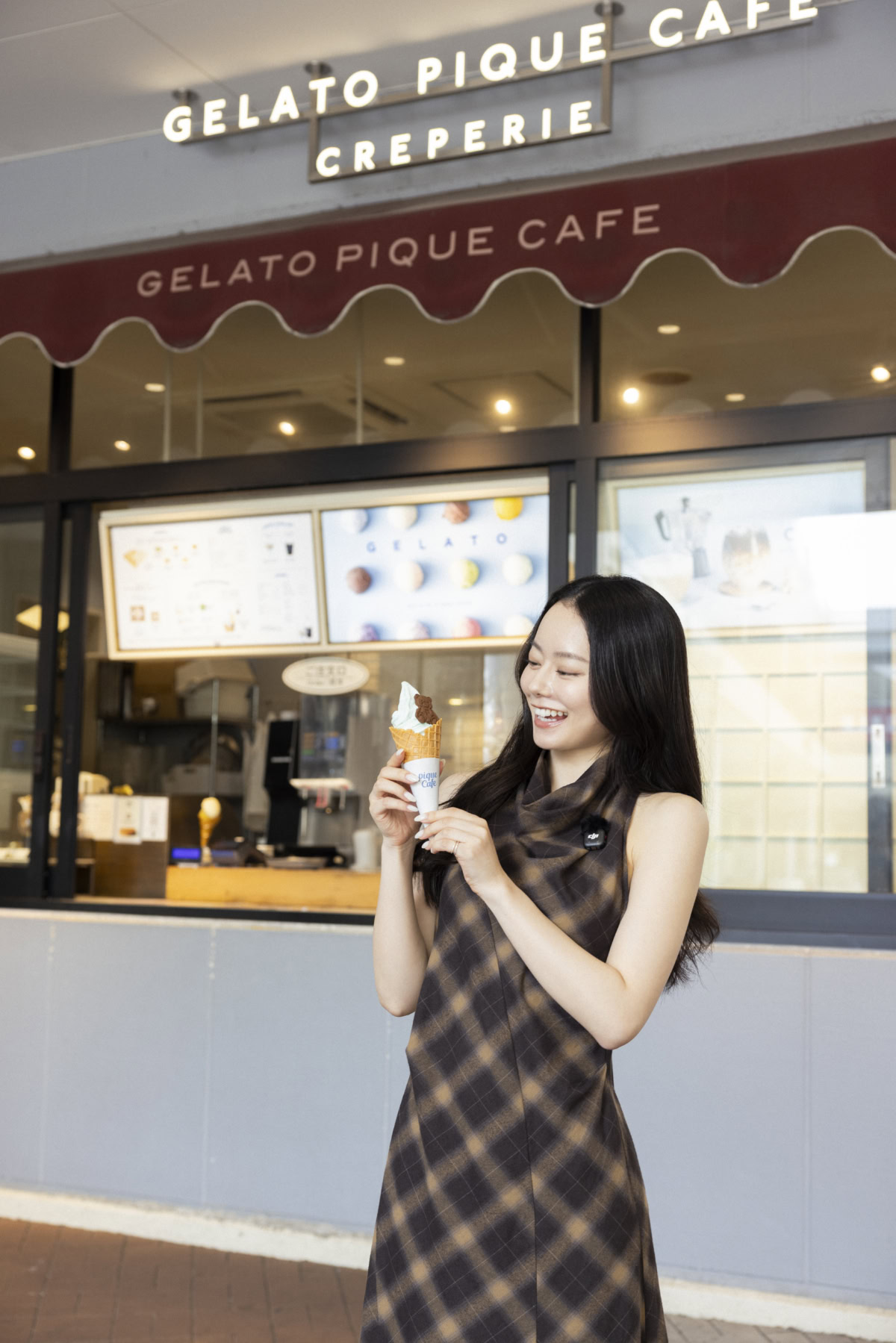 「ジェラート ピケ」がプロデュースするカフェ、ジェラート ピケ カフェ クレープリーで注文したソフトクリームを持ち嬉しそうな笑顔を見せるなごみちゃん