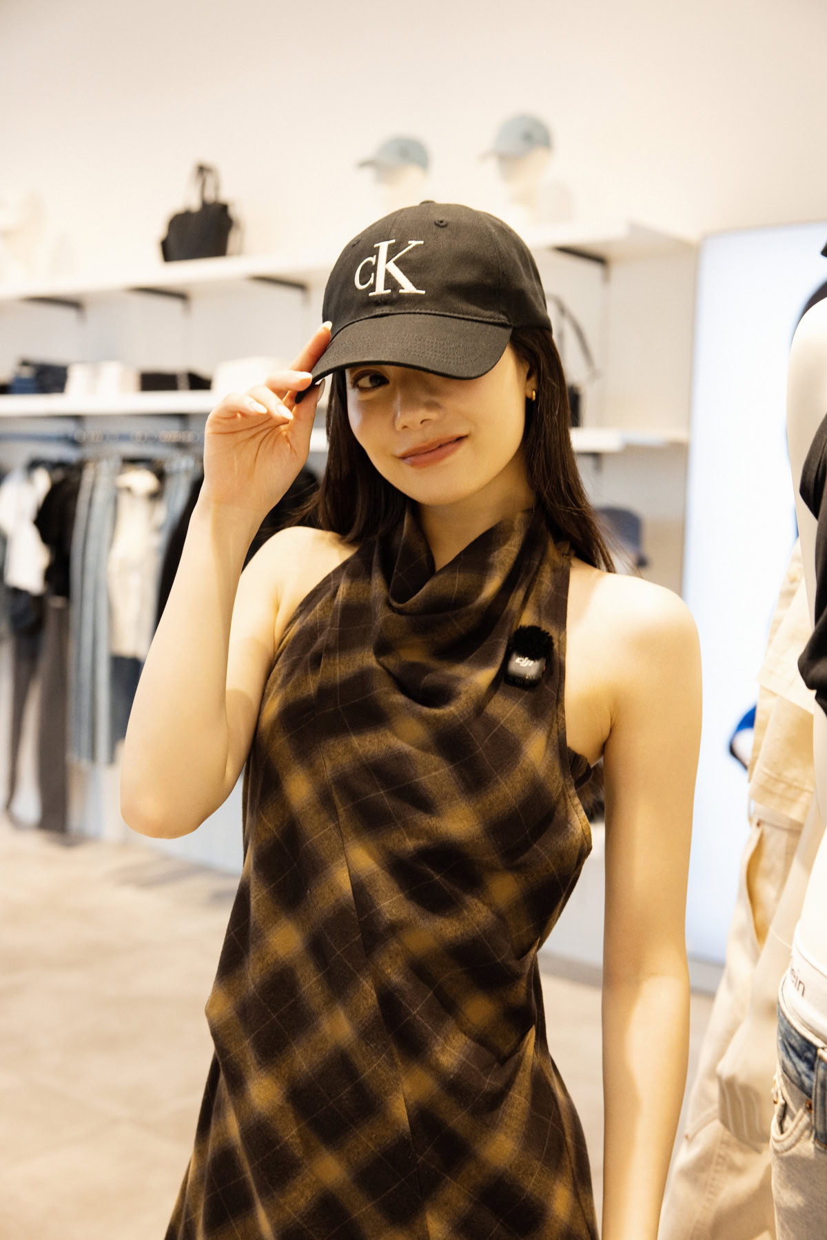 Calvin Kleinの「cK」ロゴキャップを被りヘルシーに微笑むなごみちゃん