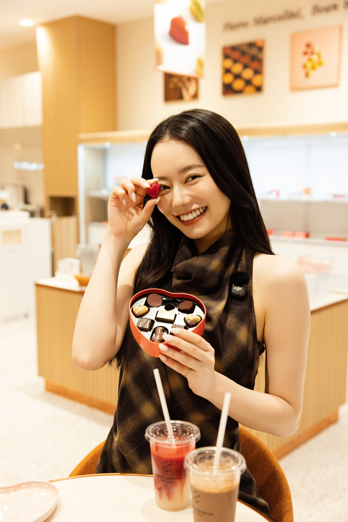 ハート型のチョコレートを手にしてキュートなポーズをとるなごみちゃん