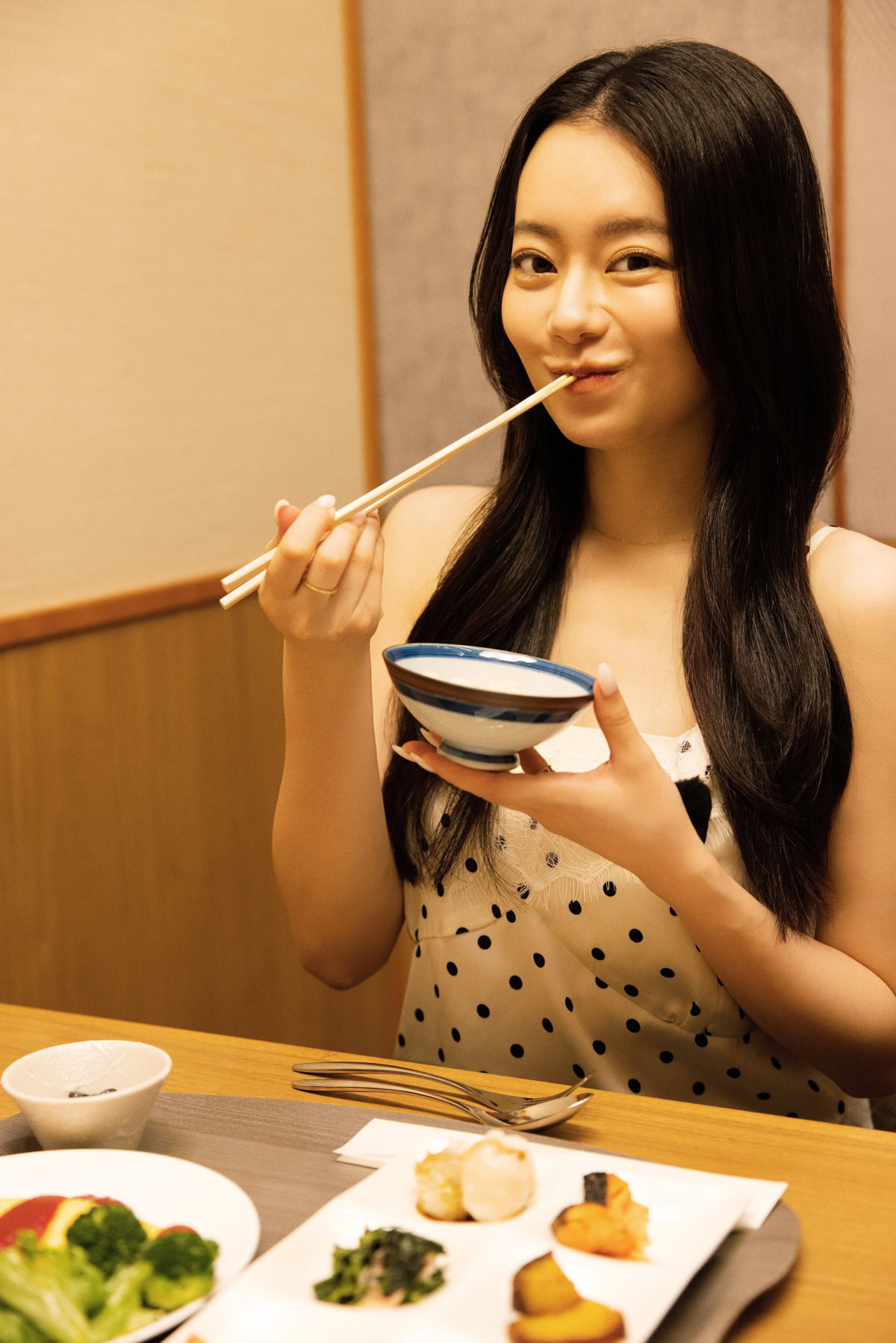 ダイニング大河の美味しい朝食ビュッフェに笑顔で箸を進めるなごみちゃん