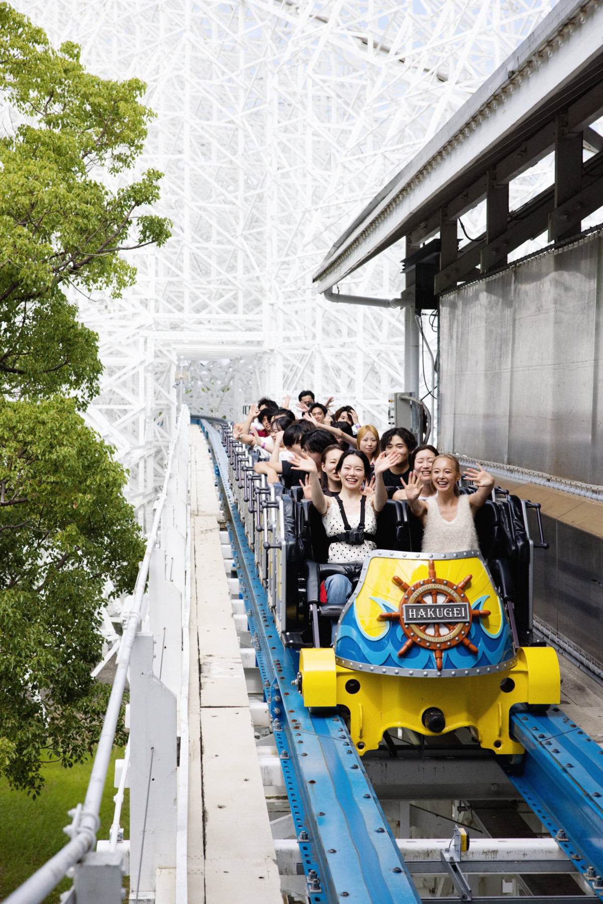 日本初の「ハイブリッドコースター」白鯨(HAKUGEI)に乗車中、最前列で笑顔で手を振るなごみちゃん