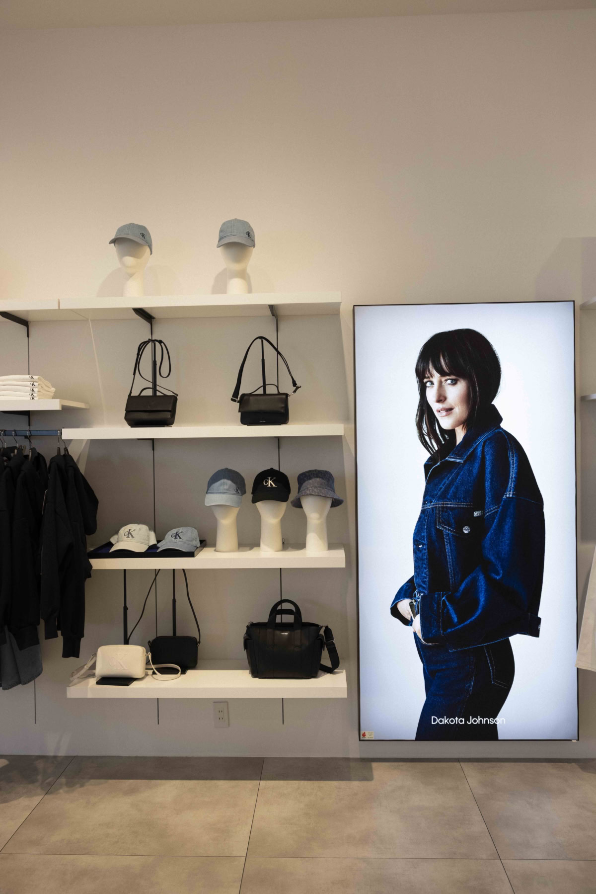 Calvin Kleinジャズドリーム長島店のバッグやキャップがディスプレイされたおしゃれな棚