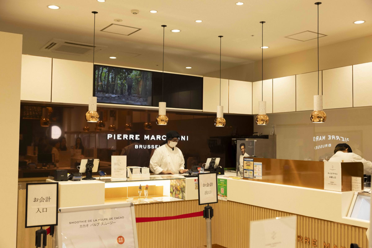 木目調の温かみと高級感あふれるピエール マルコリーニ ジャズドリーム長島店の注文カウンター