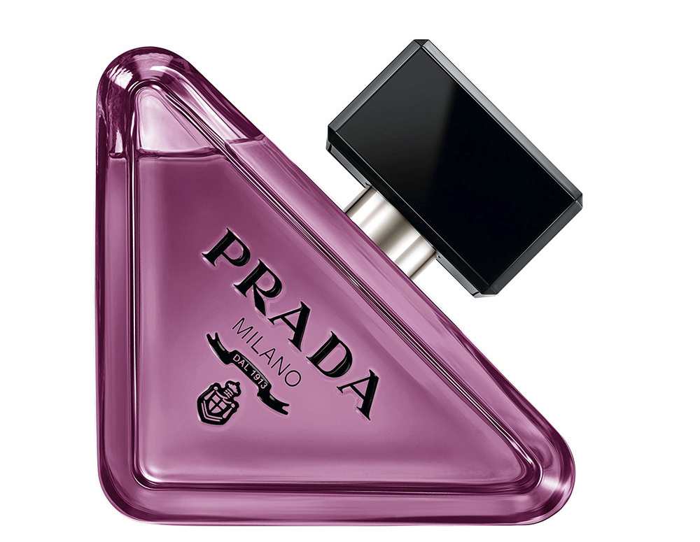 PRADA MILANOのロゴが入った、三角形のパープルボトル香水。ブラックのキャップ付き