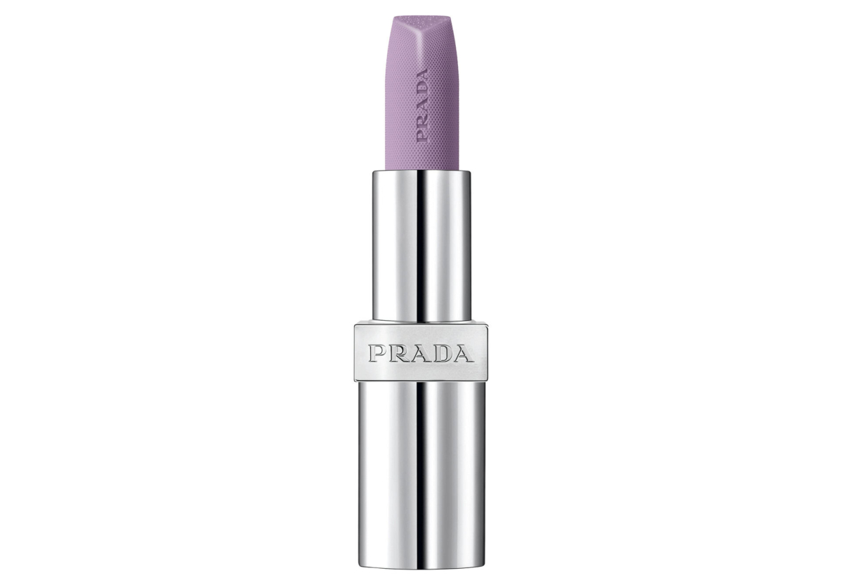 シルバーのケースに入った、PRADAのロゴ入りラベンダーパープルのリップバーム