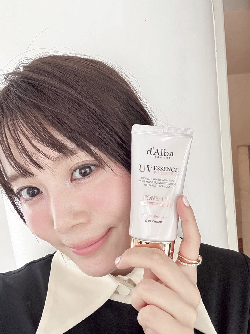 ダルバ ウォーターフルトーンアップサンクリームを手に笑顔を見せる北乃きいさん