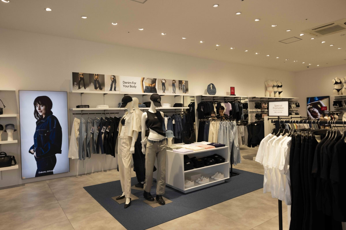 広々とした店内に豊富なアパレルやインナーウェアが並ぶCalvin Kleinジャズドリーム長島店