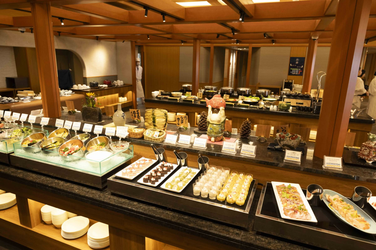 ホテル花水木のダイニング大河に並ぶ色鮮やかで品数豊富な朝食ビュッフェ
