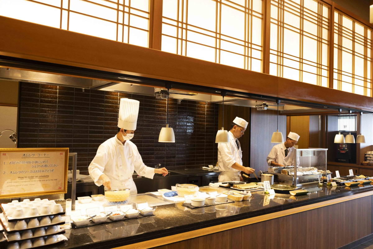 ダイニング大河のライブキッチンでシェフが出来立てオムレツを調理する様子
