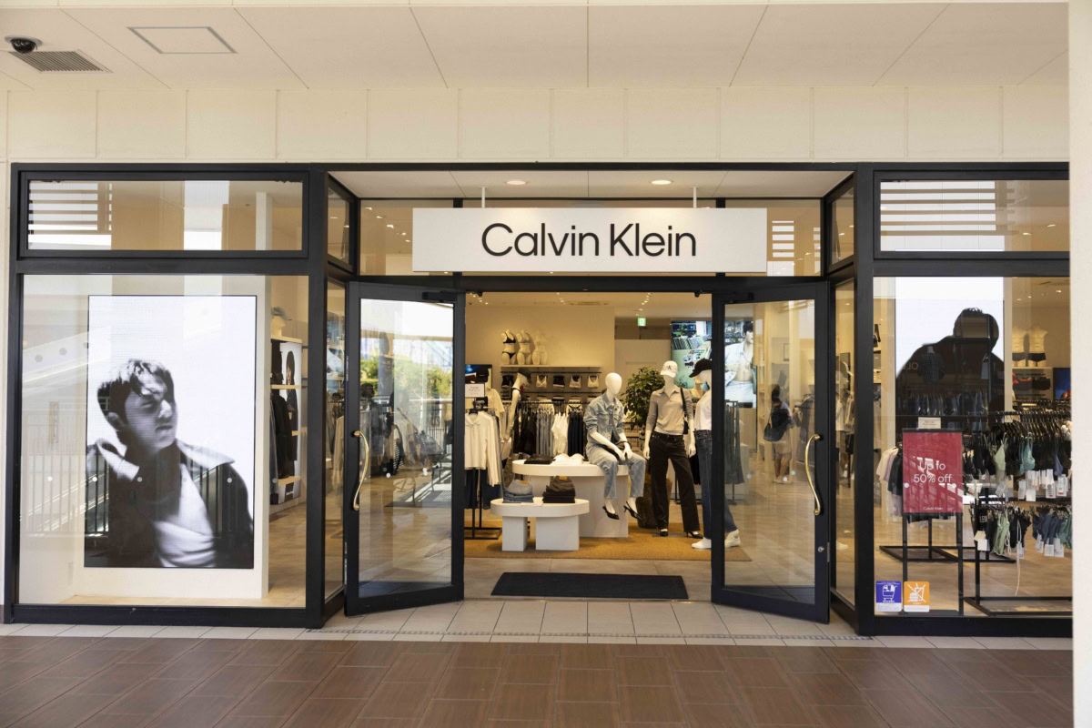 黒を基調としたシックで洗練されたCalvin Kleinジャズドリーム長島店の店舗外観